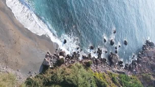 Havet nära kusten - flygfoto av kustlandskapet. Vertikal video — Stockvideo