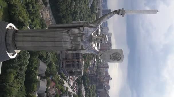 Patria Monumento a Kiev, Ucraina. Video verticale — Video Stock