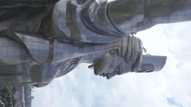 Пам'ятник Батьківщині в Києві, Україна. Вертикальне відео — стокове відео