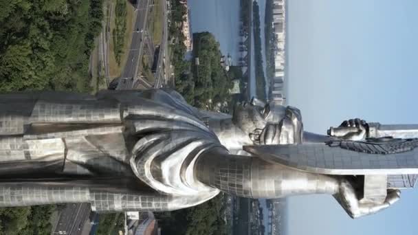 Памятник Родине в Киеве, Украина. Вертикальное видео — стоковое видео