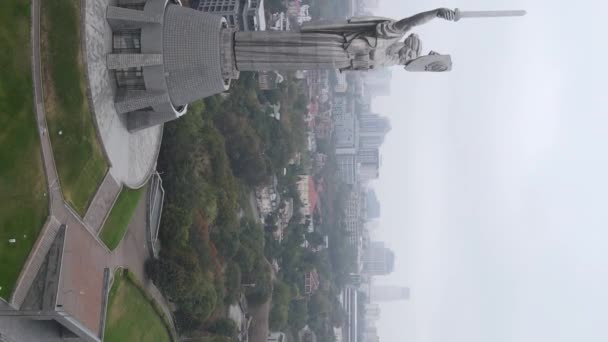 Monumento a la Madre Patria en Kiev, Ucrania. Vídeo vertical — Vídeo de stock