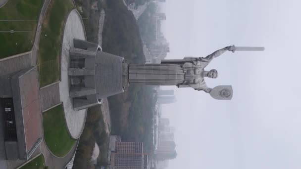 Monument de la Patrie à Kiev, Ukraine. Vidéo verticale — Video