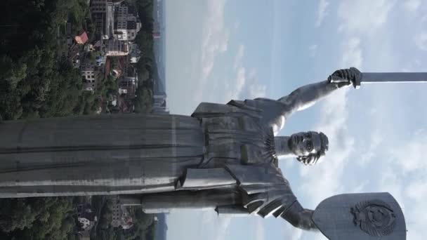 Monumento a la Madre Patria en Kiev, Ucrania. Vídeo vertical — Vídeos de Stock