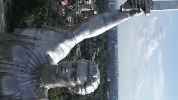 Monumento a la Madre Patria en Kiev, Ucrania. Vídeo vertical — Vídeo de stock