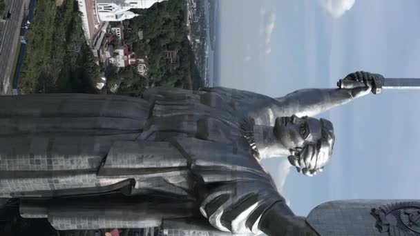 Памятник Родине в Киеве, Украина. Вертикальное видео — стоковое видео