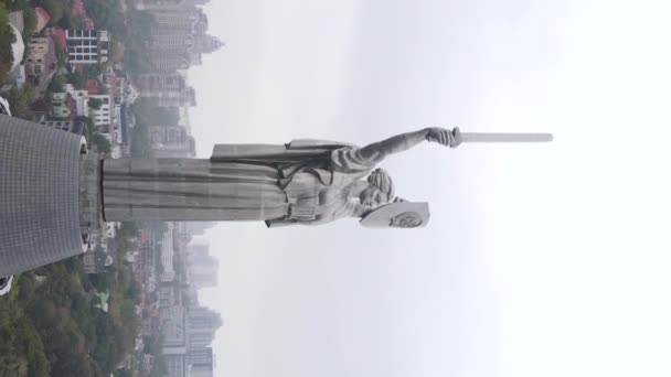 Monumentul Patriei din Kiev, Ucraina. Video vertical — Videoclip de stoc