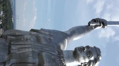 Ukrayna, Kyiv 'deki Anavatan Anıtı. Dikey video