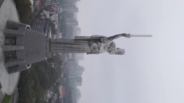 Ukrayna, Kyiv 'deki Anavatan Anıtı. Dikey video