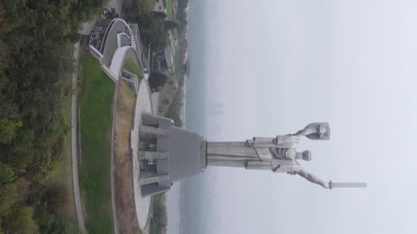 Motherland Monument in Kiev, Oekraïne. Verticale video — Stockvideo