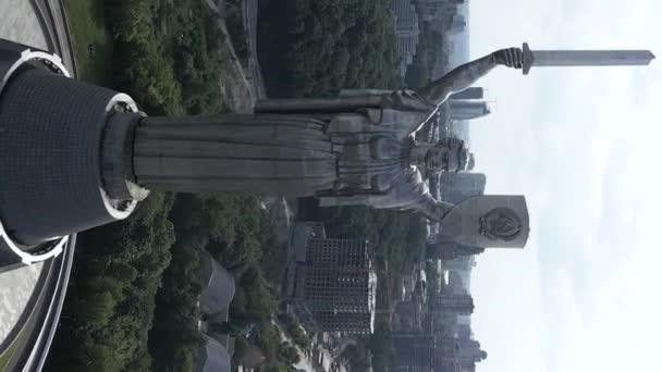 Patria Monumento a Kiev, Ucraina. Video verticale — Video Stock