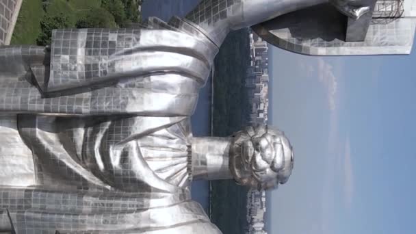 Anyaföld emlékmű Kijevben, Ukrajnában. Függőleges videó — Stock videók