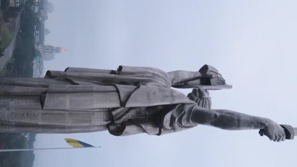 Monumento a la Madre Patria en Kiev, Ucrania. Vídeo vertical — Vídeo de stock