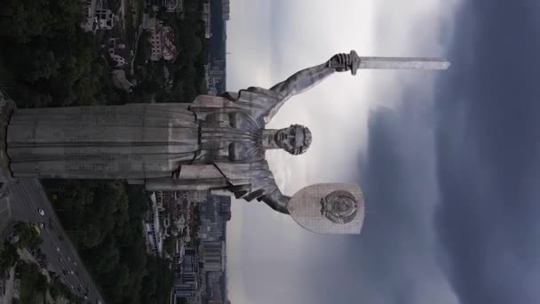 Památník vlasti v Kyjevě na Ukrajině. Svislé video — Stock video