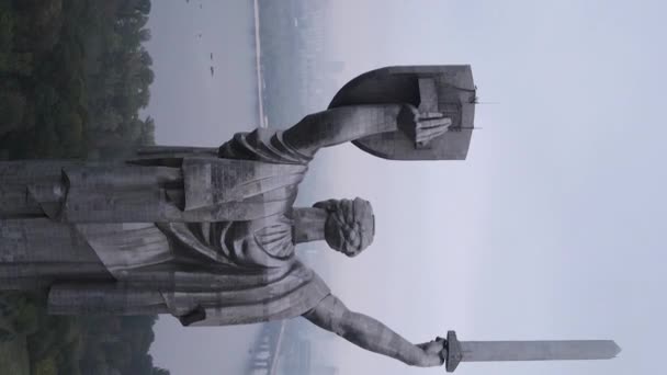 Monumento a la Madre Patria en Kiev, Ucrania. Vídeo vertical — Vídeos de Stock