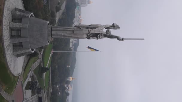 Moderlandsmonumentet i Kiev, Ukraina. Vertikal video — Stockvideo