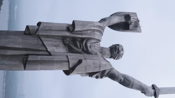 Monumento a la Madre Patria en Kiev, Ucrania. Vídeo vertical — Vídeos de Stock