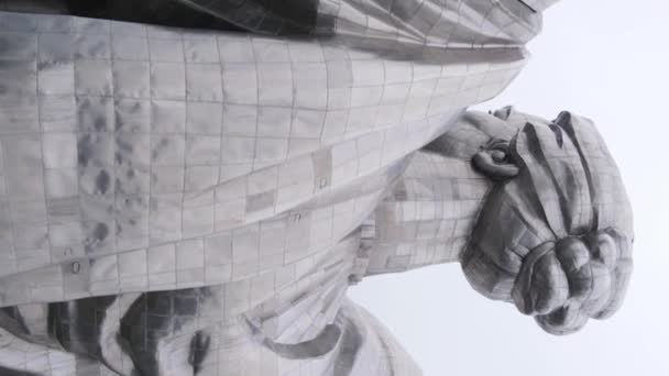 Motherland Monument in Kiev, Oekraïne. Verticale video — Stockvideo