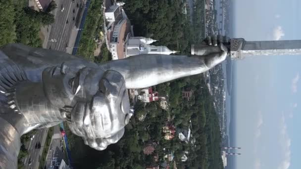 Mutterland-Denkmal in Kiew, Ukraine. Vertikales Video — Stockvideo