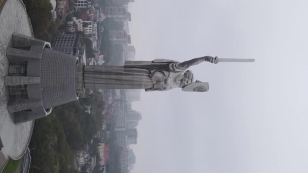 Monumento à Pátria em Kiev, Ucrânia. Vídeo vertical — Vídeo de Stock