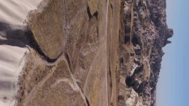 Nevsehir kasabası yakınlarındaki Goreme Ulusal Parkı. Hindi. Dikey video