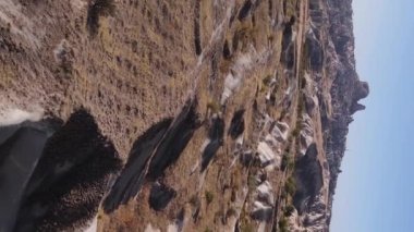 Nevsehir kasabası yakınlarındaki Goreme Ulusal Parkı. Hindi. Dikey video