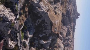 Nevsehir kasabası yakınlarındaki Goreme Ulusal Parkı. Hindi. Dikey video