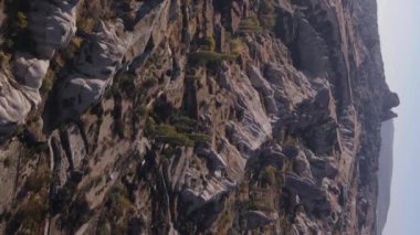 Nevsehir kasabası yakınlarındaki Goreme Ulusal Parkı. Hindi. Dikey video