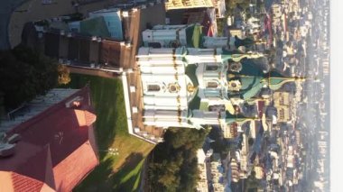 Şafakta St. Andrews Kilisesi 'nde. Kyiv, Ukrayna. Dikey video