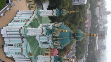 Şafakta St. Andrews Kilisesi 'nde. Kyiv, Ukrayna. Dikey video