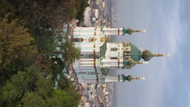 Şafakta St. Andrews Kilisesi 'nde. Kyiv, Ukrayna. Dikey video