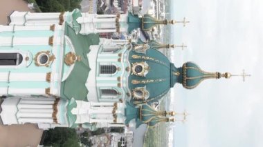 Şafakta St. Andrews Kilisesi 'nde. Kyiv, Ukrayna. Dikey video