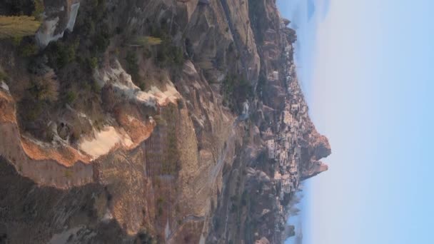 Parque Nacional Goreme perto da cidade de Nevsehir. A Turquia. Vídeo vertical — Vídeo de Stock