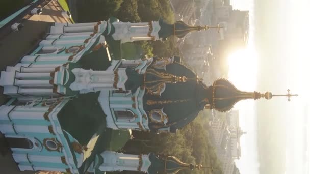 Die Andreaskirche im Morgengrauen. Kiew, Ukraine. Vertikales Video — Stockvideo