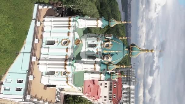 Iglesia de San Andrés al amanecer. Kiev, Ucrania. Vídeo vertical — Vídeos de Stock