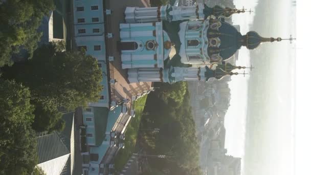 새벽에 세인트 앤드루스 교회. 우크라이나, 키예프. 수직 영상 — 비디오
