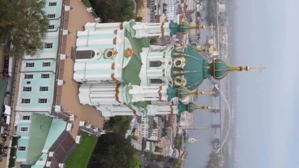 Szent András templom hajnalban. Kijev, Ukrajna. Függőleges videó — Stock videók