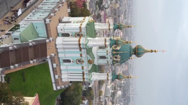 Kostel sv. Andrewse za úsvitu. Kyjev, Ukrajina. Svislé video — Stock video