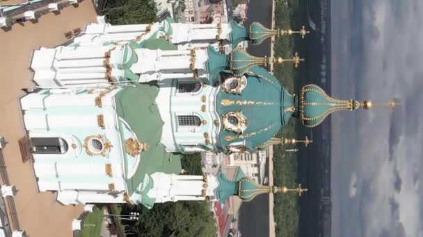 Iglesia de San Andrés al amanecer. Kiev, Ucrania. Vídeo vertical — Vídeos de Stock