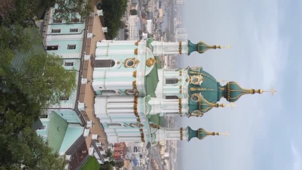 Igreja de St. Andrews ao amanhecer. Kiev, Ucrânia. Vídeo vertical — Vídeo de Stock