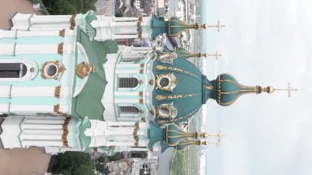 Die Andreaskirche im Morgengrauen. Kiew, Ukraine. Vertikales Video — Stockvideo