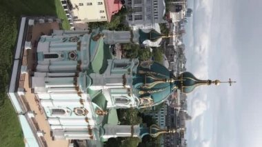 Şafakta St. Andrews Kilisesi 'nde. Kyiv, Ukrayna. Dikey video