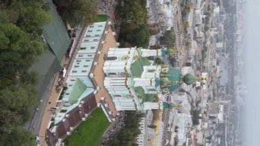 Şafakta St. Andrews Kilisesi 'nde. Kyiv, Ukrayna. Dikey video