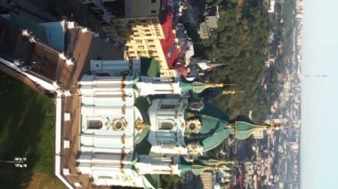 Şafakta St. Andrews Kilisesi 'nde. Kyiv, Ukrayna. Dikey video