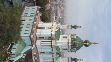 Şafakta St. Andrews Kilisesi 'nde. Kyiv, Ukrayna. Dikey video