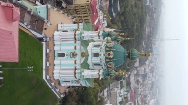 Şafakta St. Andrews Kilisesi 'nde. Kyiv, Ukrayna. Dikey video