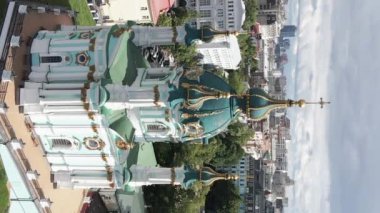 Şafakta St. Andrews Kilisesi 'nde. Kyiv, Ukrayna. Dikey video