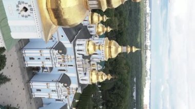 Kyiv, Ukrayna: Aziz Michaels Altın Kubbe Manastırı. Dikey video