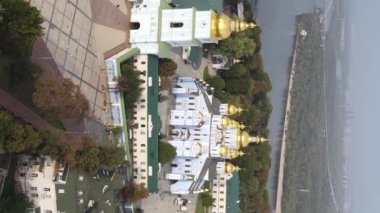 Kyiv, Ukrayna: Aziz Michaels Altın Kubbe Manastırı. Dikey video