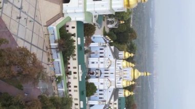 Kyiv, Ukrayna: Aziz Michaels Altın Kubbe Manastırı. Dikey video