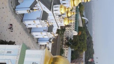 Kyiv, Ukrayna: Aziz Michaels Altın Kubbe Manastırı. Dikey video